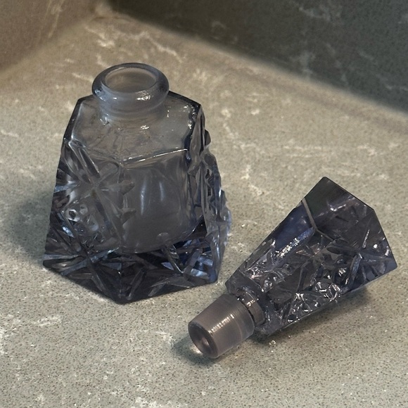 Beautiful Vintage Cut Glass Greyish Lavender Glass Perfume Bottle - Picture 3 of 6